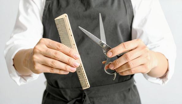 櫛とはさみを持ってポーズをとる男性 櫛とはさみを持ってポーズをとる男性の写真