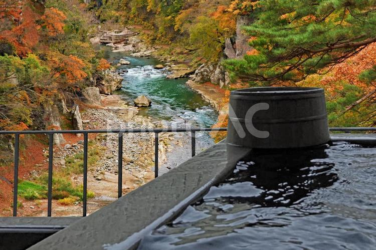 紅葉と温泉のイメージ 温泉,露天風呂,旅の写真素材