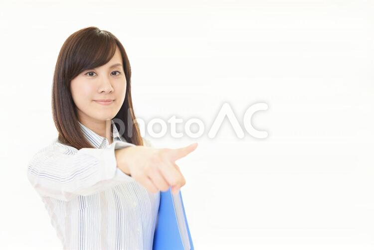 指示する笑顔のビジネスウーマン 女性,ビジネスウーマン,女の写真素材