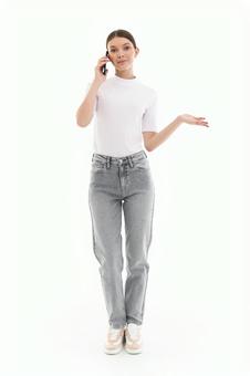 ジェスチャーをしながら電話する女性 ジェスチャーをしながら電話する女性の写真