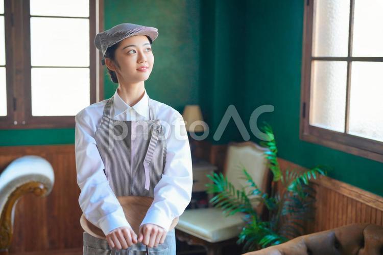 トレーを持って立つカフェの女性店員3 カフェ,女性,日本人の写真素材