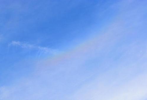 淡い空と環天頂アークの写真