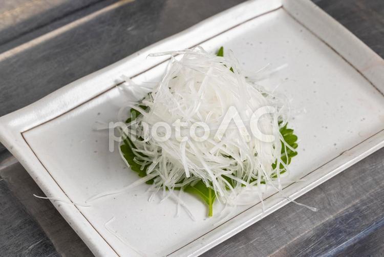 さしみのつまだけを楽しむための皿 皿,つま,大根の写真素材