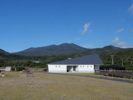 トウシキ野営場と三原山 トウシキ遊泳場,伊豆大島,伊豆諸島の写真素材