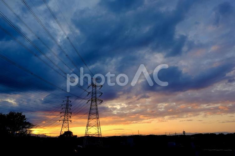 夕焼け空と鉄塔、送電線 夕焼け,夕焼け空,鉄塔の写真素材