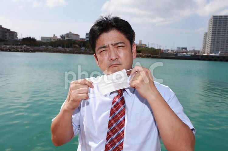 マスクを持つ男性 日本人,男性,男の写真素材