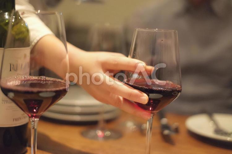 赤ワインを注いでもらう ワイン,赤ワイン,お酒の写真素材