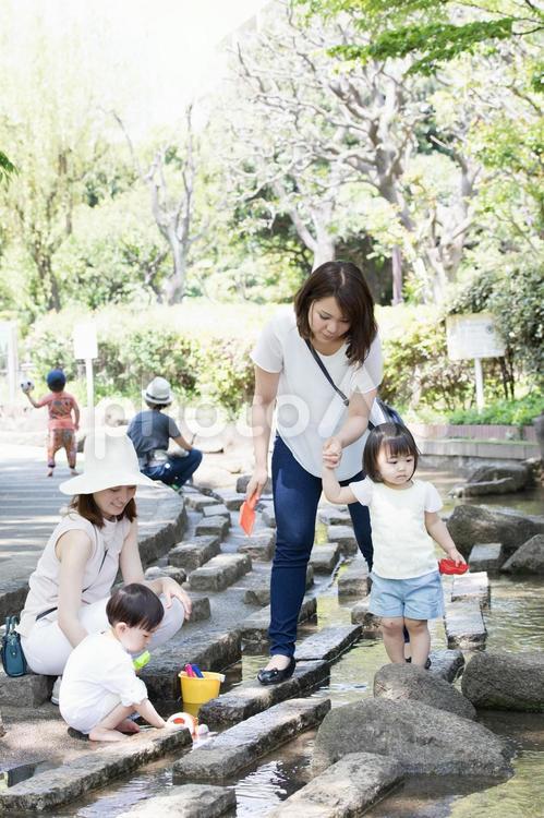 ママ友　母親　育児　 ママ友,公園,男性の写真素材