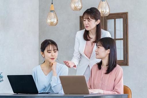 打ち合わせをする私服の女性3人 打ち合わせをする私服の女性3人 ミーティング,笑顔,ビジネスの写真素材