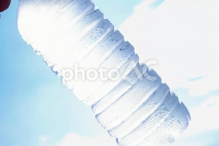 キンキンに冷えたペットボトルの水と青空 水分,水分補給,水分摂取の写真素材