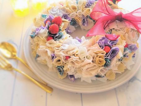 ケーキのような布のリースとカトラリー リース,ケーキ,誕生日の写真素材