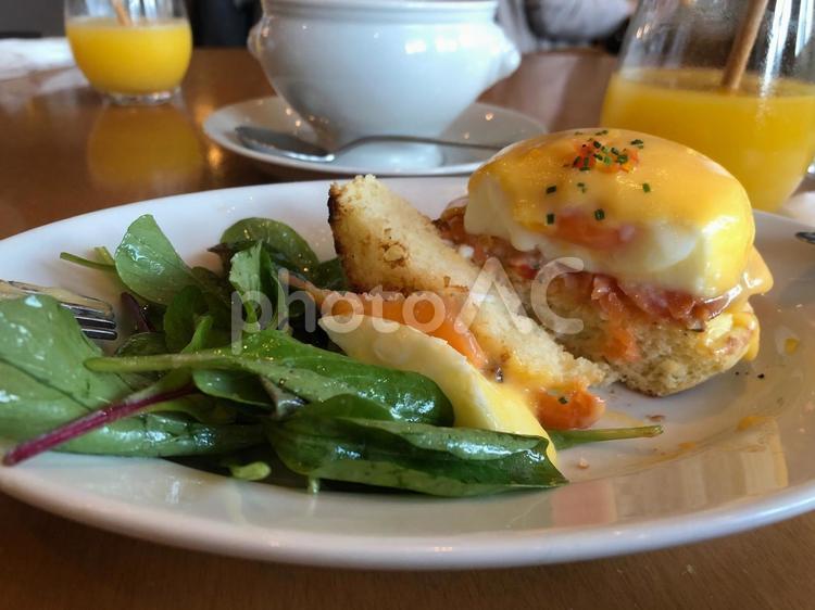 サーモンのエッグベネディクト 食事,レストラン,グルメの写真素材
