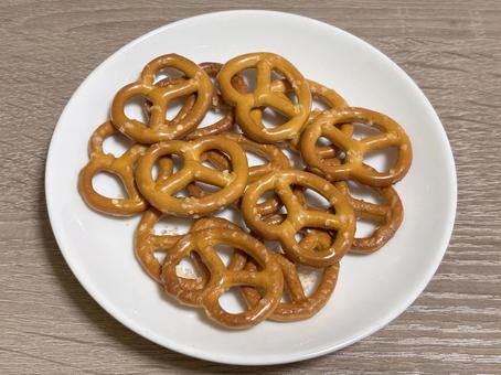 皿に乗ったプレッツェル 食べ物,食品,フードの写真素材