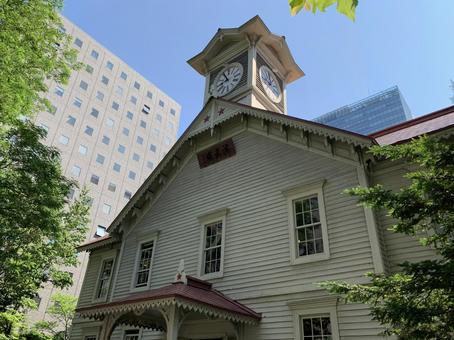 新緑につつまれた6月下旬の札幌時計台 新緑につつまれた6月下旬の札幌時計台の写真