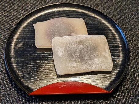 黒い半月皿に載った二つの餅菓子 羽二重餅,餅菓子,和菓子の写真素材