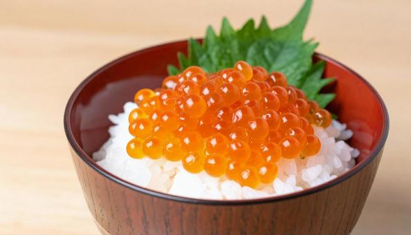 ご飯にイクラをたっぷりのせて食べる ご飯にイクラをたっぷりのせて食べるの写真