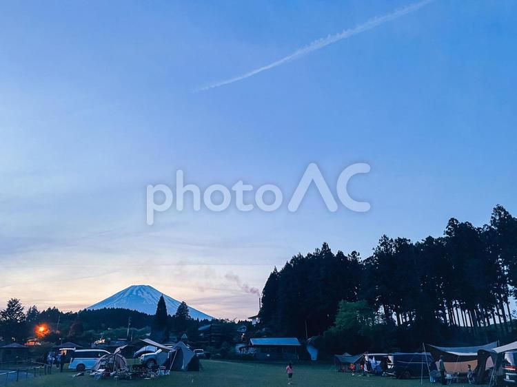 富士山　オートキャンプ　夜のキャンプ場 富士山,キャンプ場,オートキャンプの写真素材
