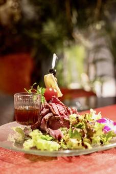 華やかな盛り付けをされたローストビーフ ローストビーフ,肉,カフェの写真素材