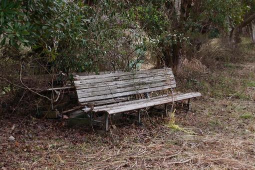 野原に放置されているベンチ 野原に放置されているベンチ ベンチ,風景,景色の写真素材
