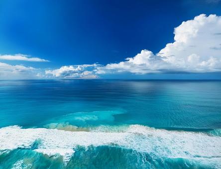 夏のコバルトブルーの海と青空の写真