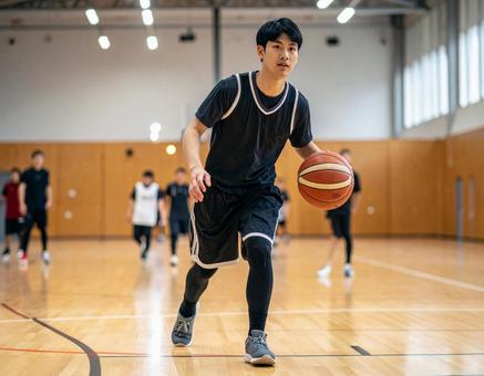 バスケットボールをする若い日本人男性 バスケットボールをする若い日本人男性の写真