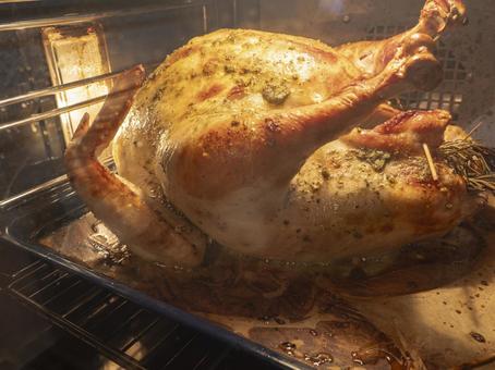 オーブンに香るローストチキンの写真