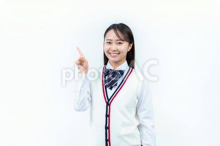 上を指差す学生 女子高生,笑顔,高校生の写真素材