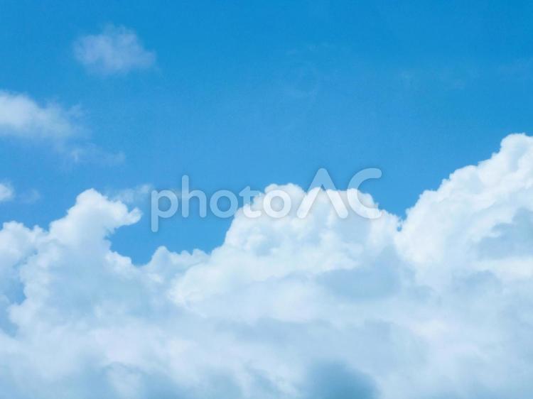 青空を占領してしまいそうな大きな雲 青空,空,雲の写真素材