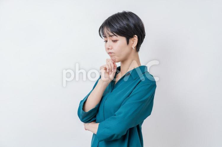 困って頬杖をつくビジネスウーマン。 ビジネスウーマン,ビジネス,女性の写真素材