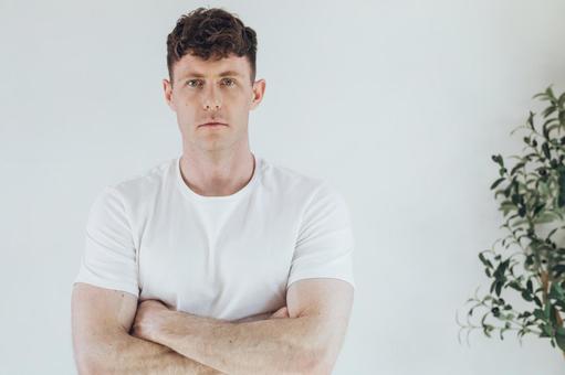 腕組みをして立つ男性 男性,外国人,欧米人の写真素材