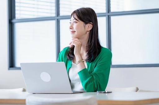 明るい室内で仕事をする女性 明るい室内で仕事をする女性 女性,ノートパソコン,パソコンの写真素材
