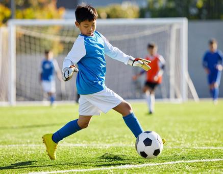 サッカー少年の練習風景 サッカー少年の練習風景の写真