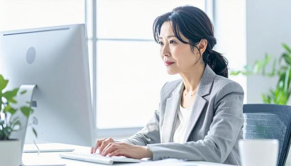 仕事に取り組むビジネスマン 仕事に取り組むビジネスマンの写真