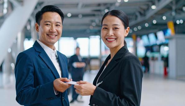 名刺交換をする日本人のビジネスウーマン 名刺交換をする日本人のビジネスウーマンの写真