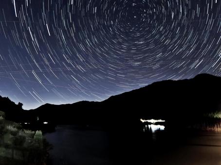 ダム湖の北の星空1 ダム湖の北の星空1の写真