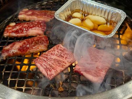 焼肉と煙 焼肉,バーベキュー,ニンニクの写真素材