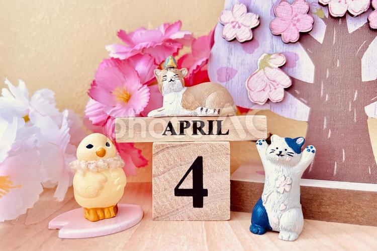 にぎやかな動物たちと4月のイメージ 4月,スケジュール,春の写真素材