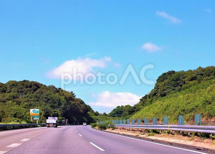 3車線　登坂車線を走るトラック トラック,登坂車線,運送業の写真素材