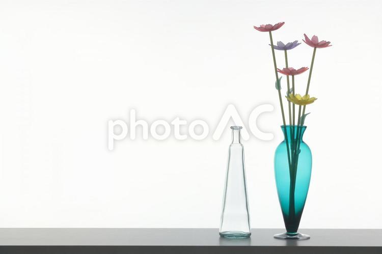 透明感のある花瓶 花瓶,透明,白バックの写真素材