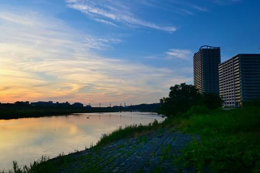 多摩川河川敷から観た夜明けの風景 多摩川河川敷から観た夜明けの風景 日の出,朝陽,夜明けの写真素材