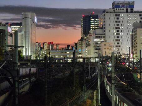 池袋からみる新宿方面のビル群　夜景 ビル,夜景,線路の写真素材