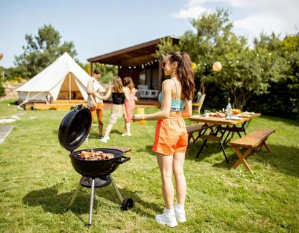 バーベキューをする女性 バーベキューをする女性の写真
