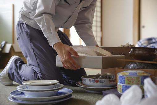 実家の遺品整理作業の様子 実家の遺品整理作業の様子 遺品整理,実家整理,生前整理の写真素材