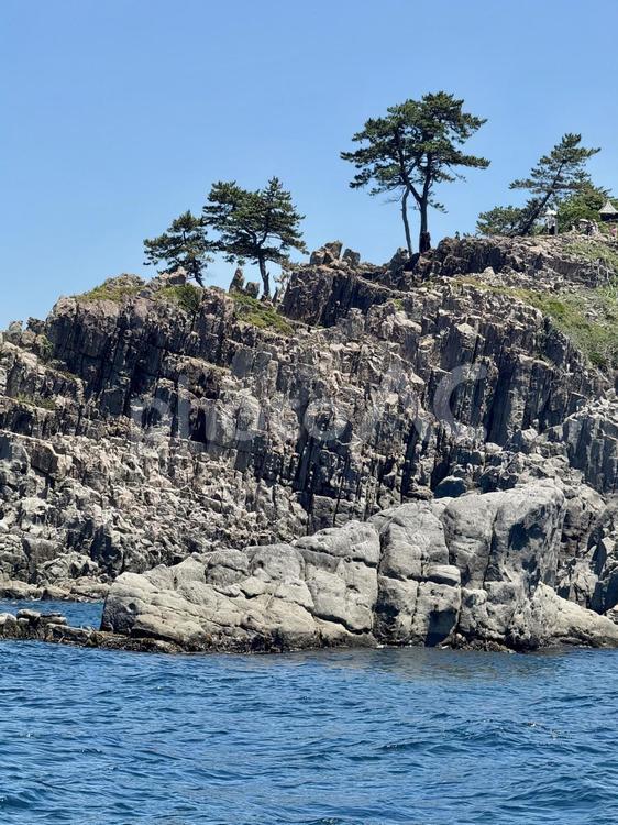 横から見た東尋坊　遊覧船からの景色 柱状節理,水面,遊覧船の写真素材