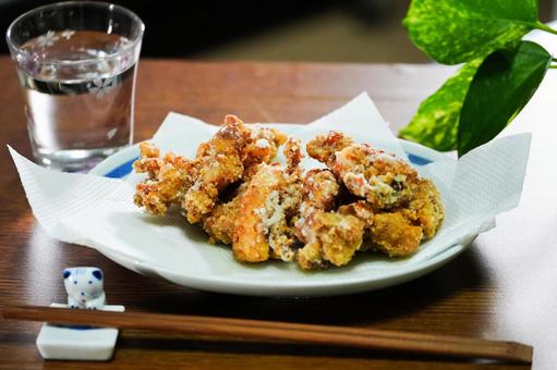 日本酒と鶏の竜田揚げの写真