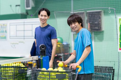 スポーツジムでテニスをする若い男性 テニス,テニススクール,スポーツジムの写真素材