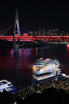 重慶夜景・嘉陵江と千廝門大橋の写真