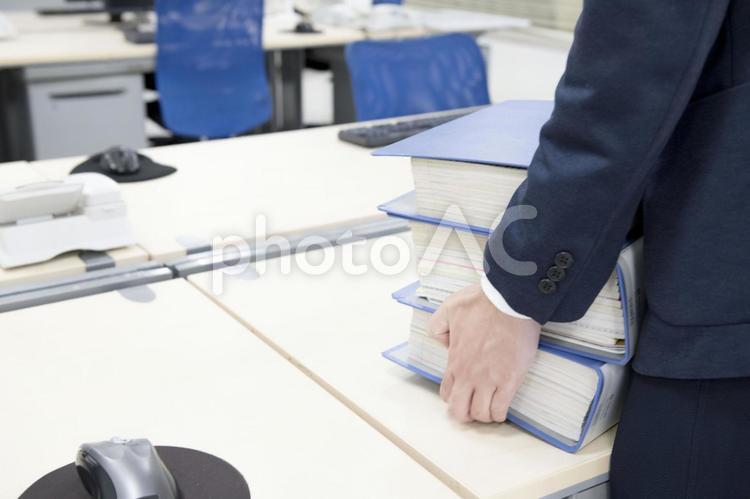 ファイルを運ぶ男性 オフィス,仕事中,ファイルの写真素材