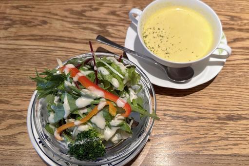 食べ物シリーズ:サラダとスープ 食べ物シリーズ:サラダとスープ 洋食,ランチ,野菜サラダの写真素材