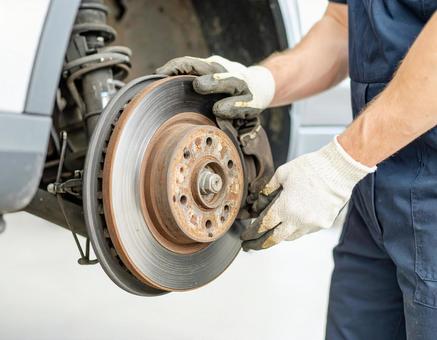 ブレーキローターの点検作業の写真